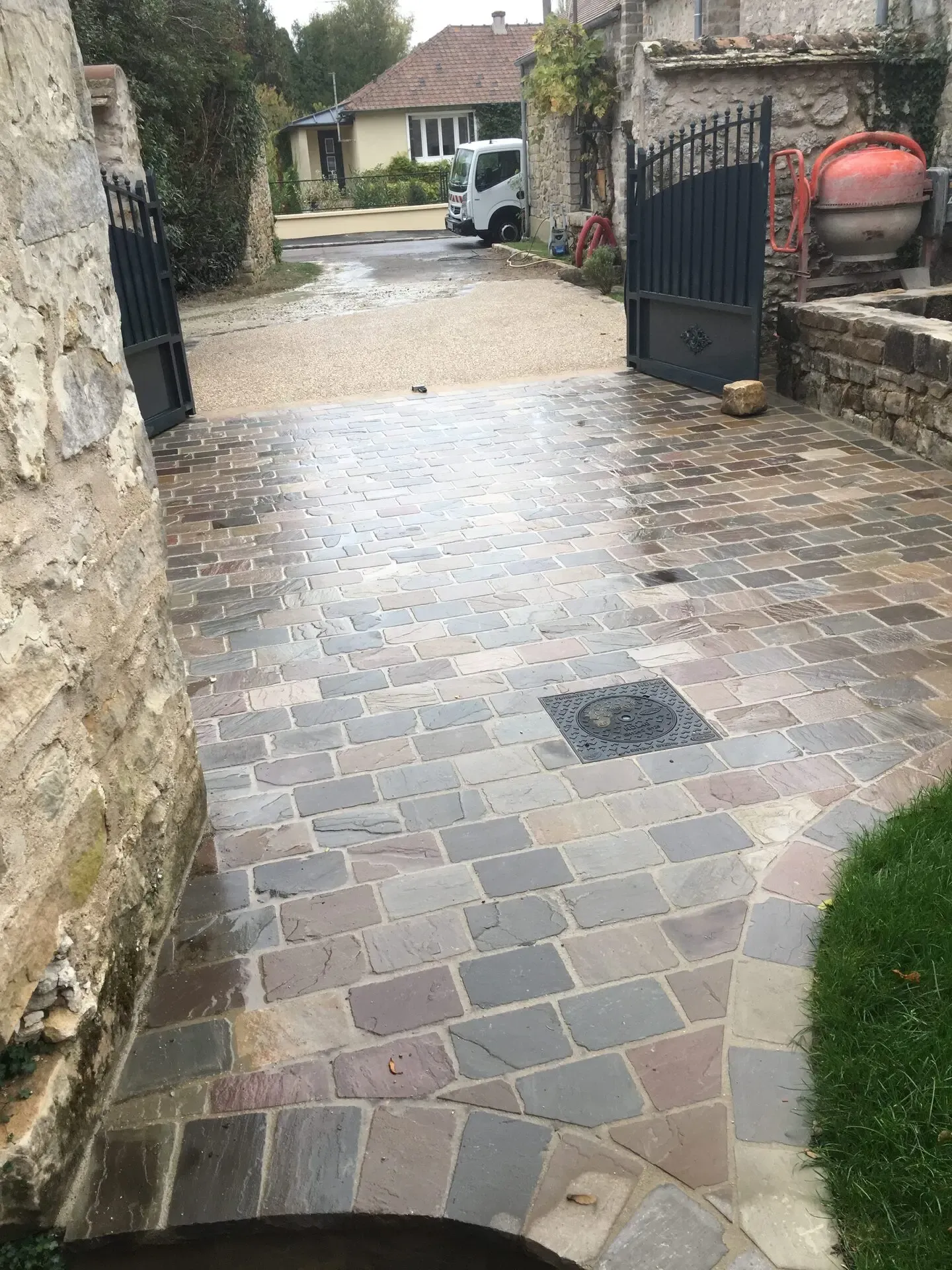 Allée en pavés de pierre naturelle terminée