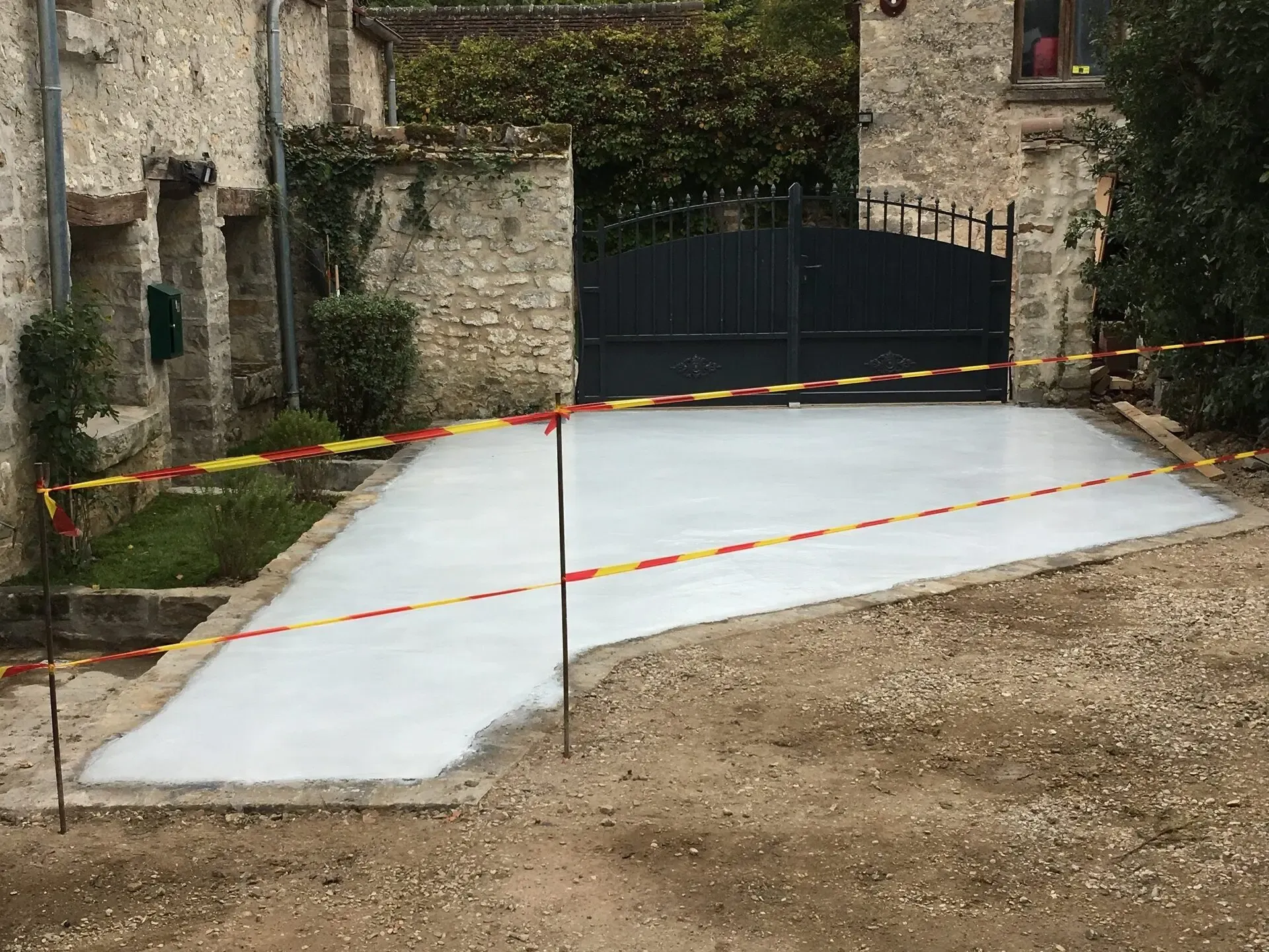 Allée en béton désactivé fraîchement coulée