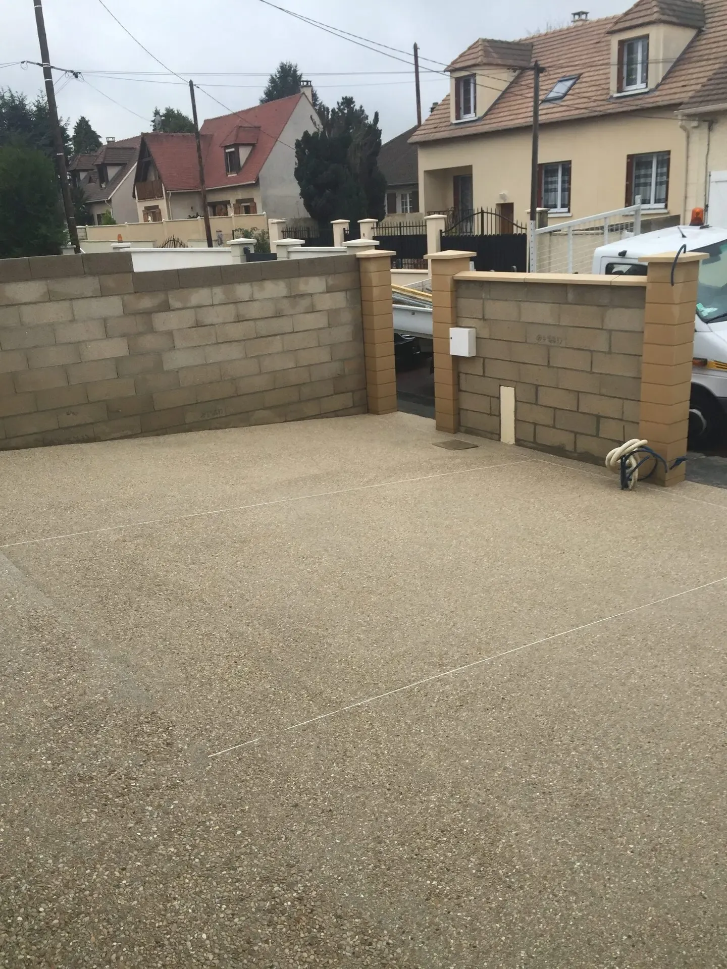 Cour en béton désactivé terminée avec piliers de clôture