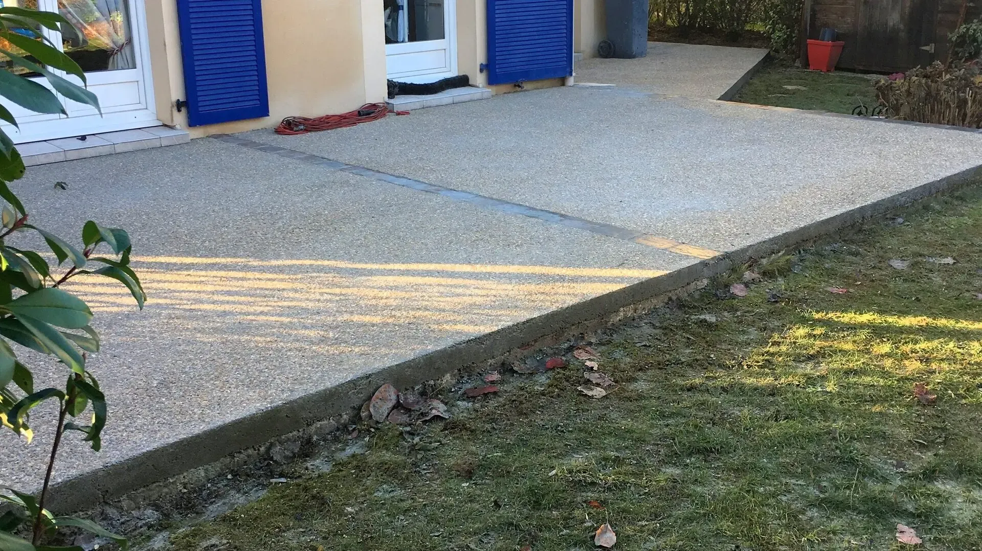 Terrasse en béton désactivé terminée, texture granulats apparents
