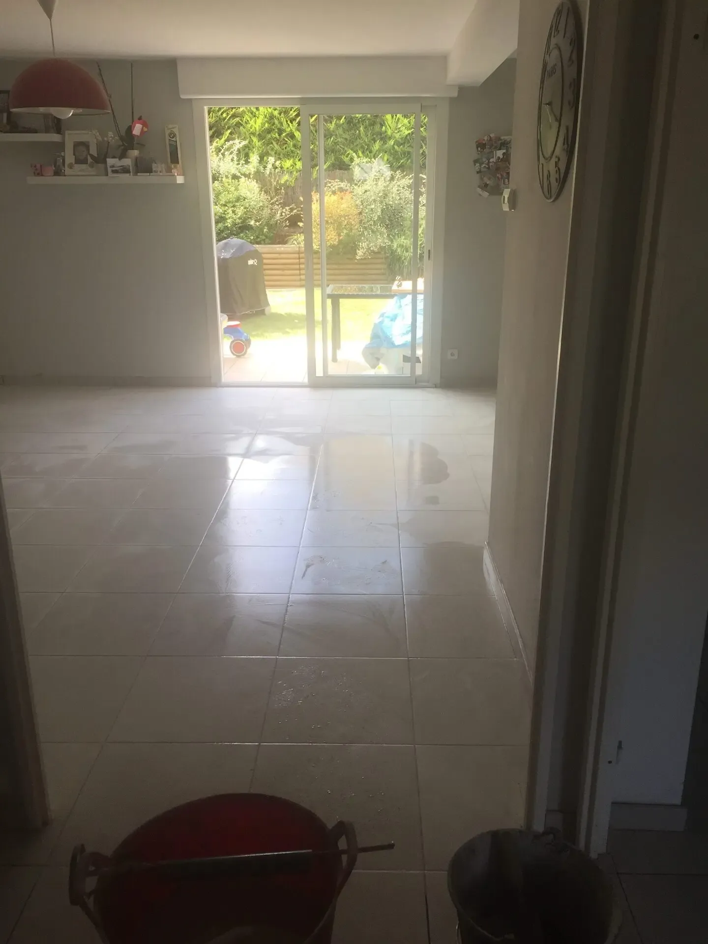 Carrelage intérieur terminé dans une entrée