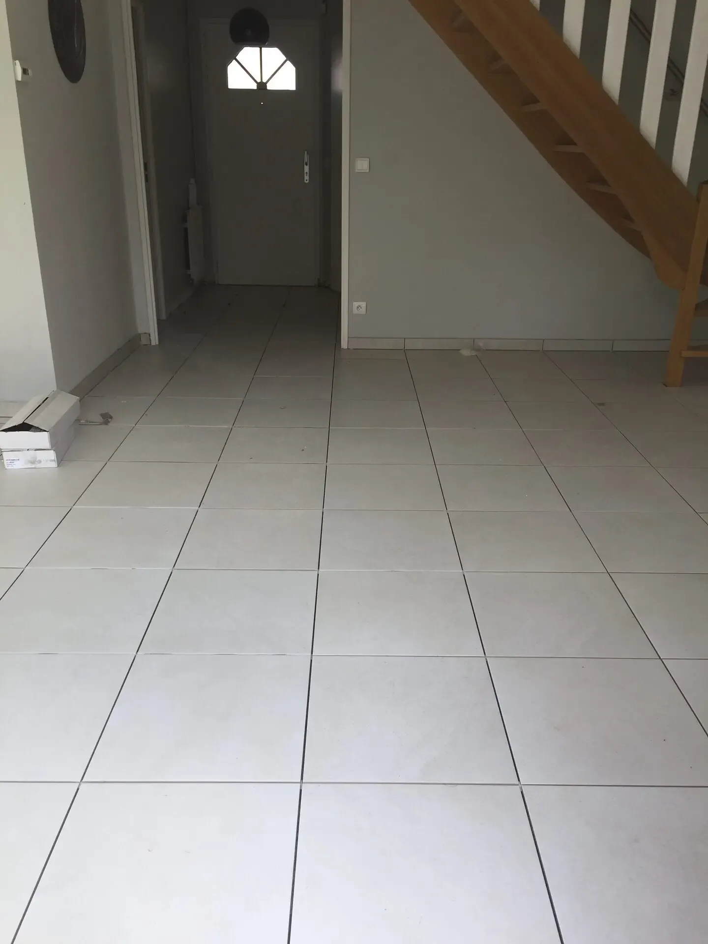 Pose de carrelage intérieur sous un escalier