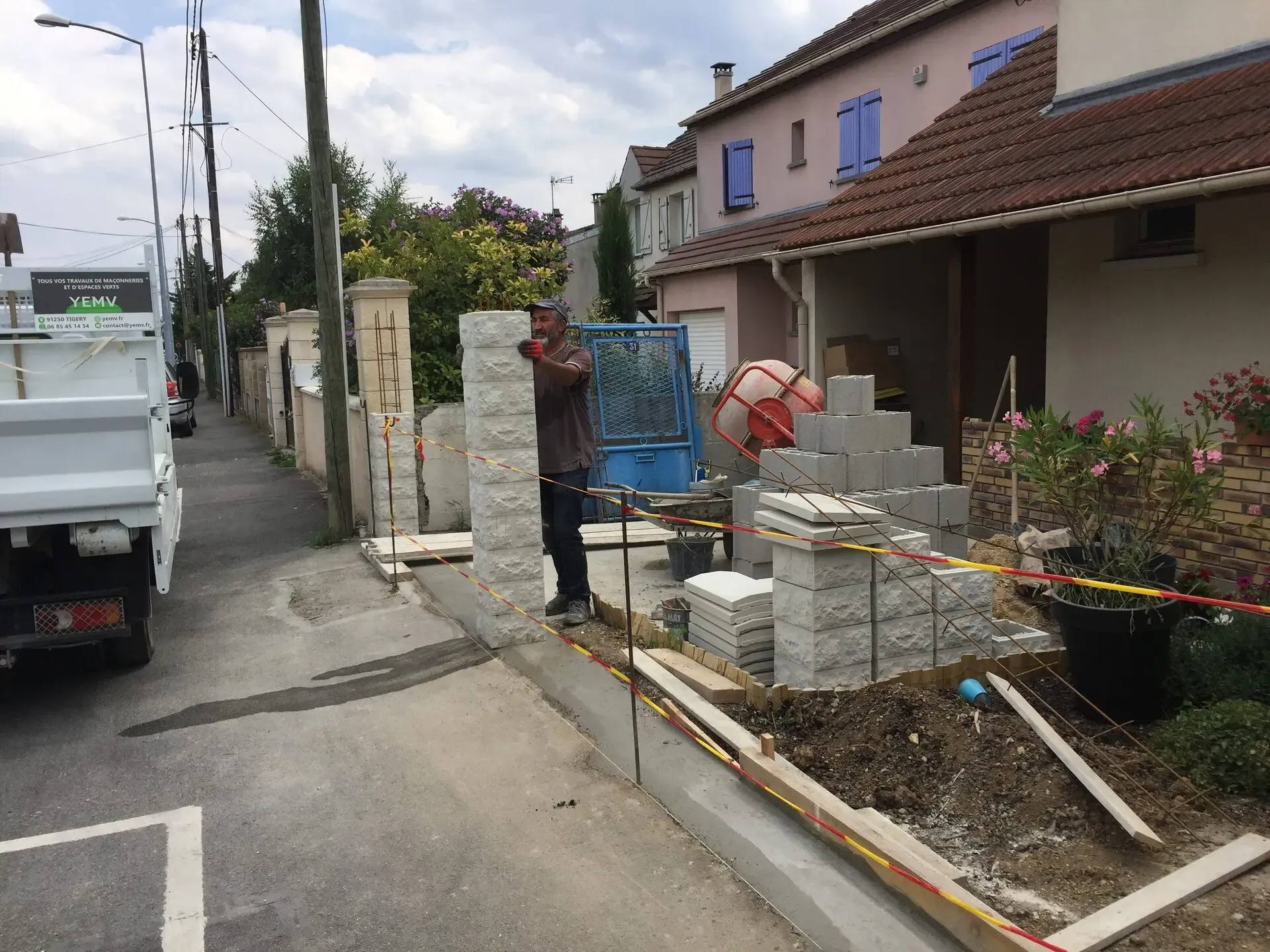 Construction d'un pilier de clôture en pierre reconstituée