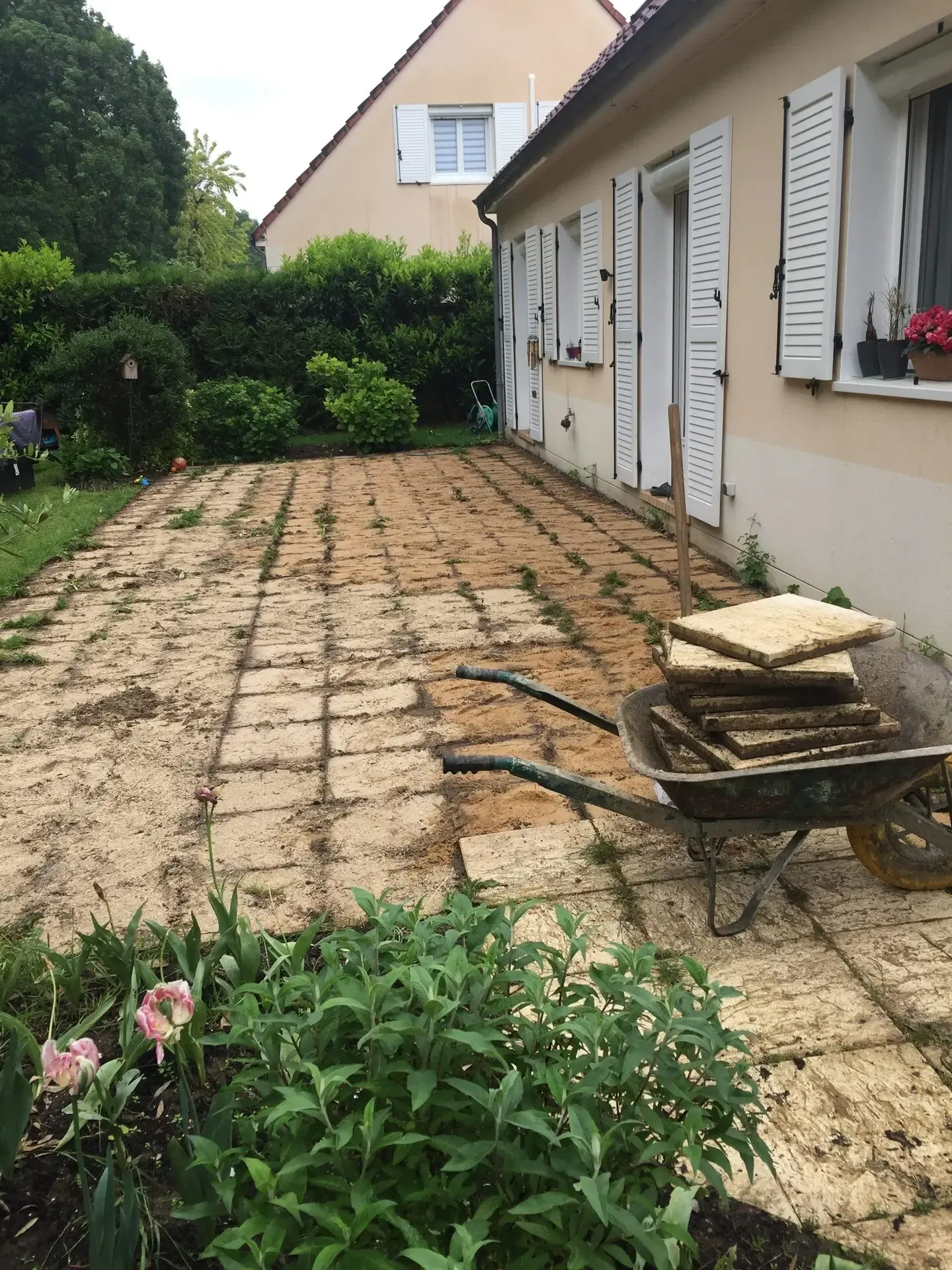 Terrasse avant travaux, ancien dallage déposé