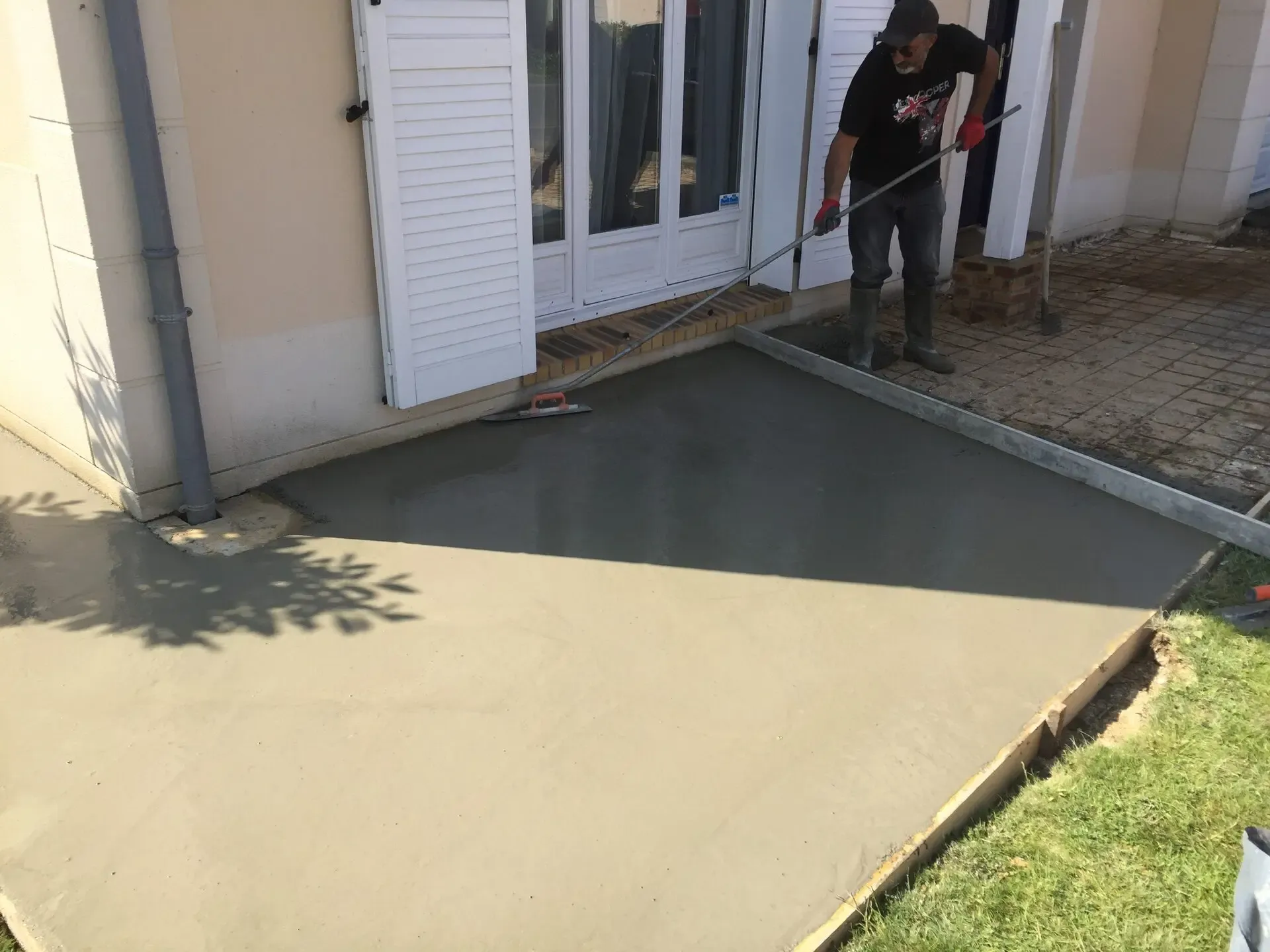 Chape béton fraîchement coulée pour la terrasse