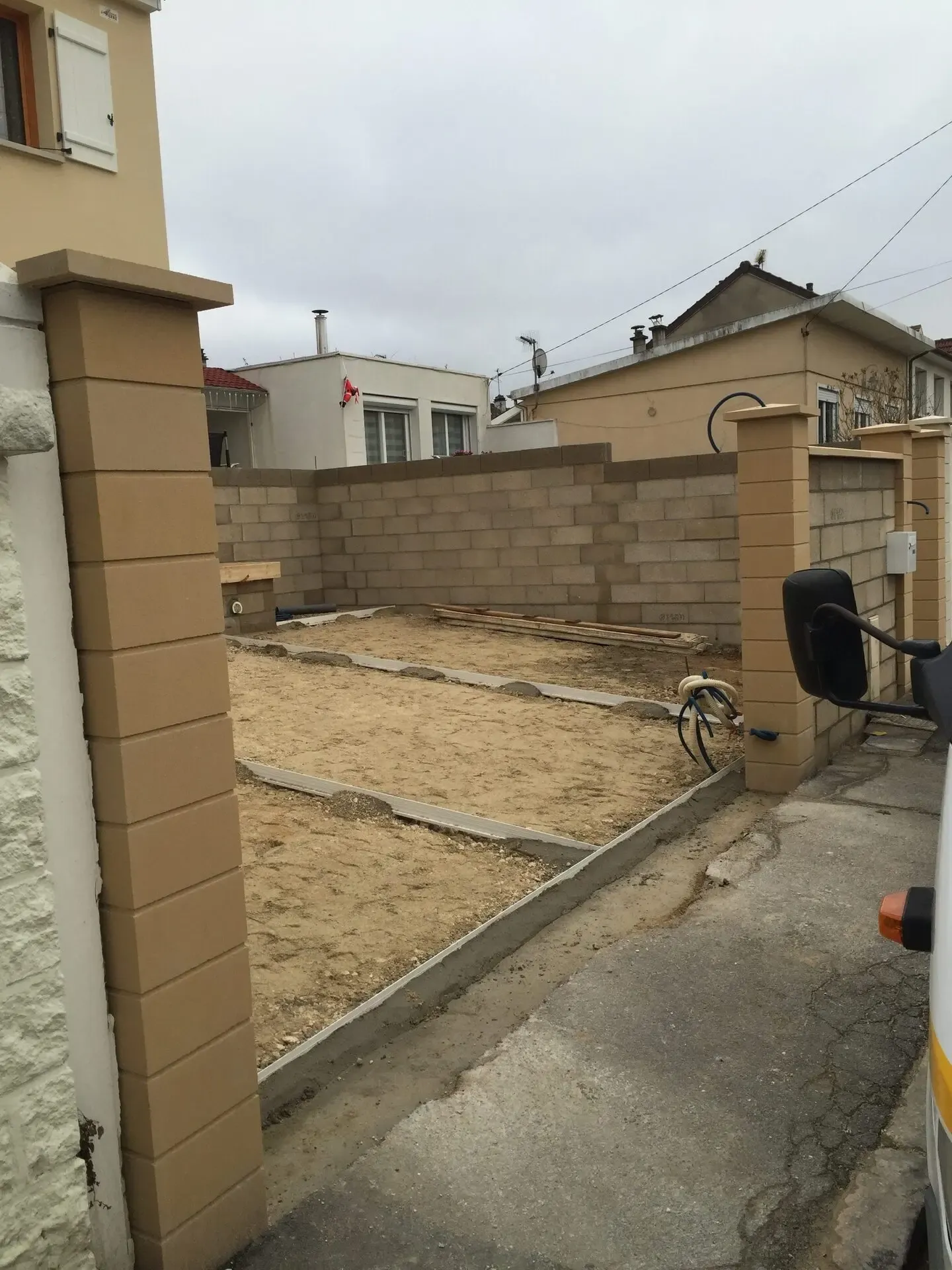 Construction d'un mur et de piliers en parpaing
