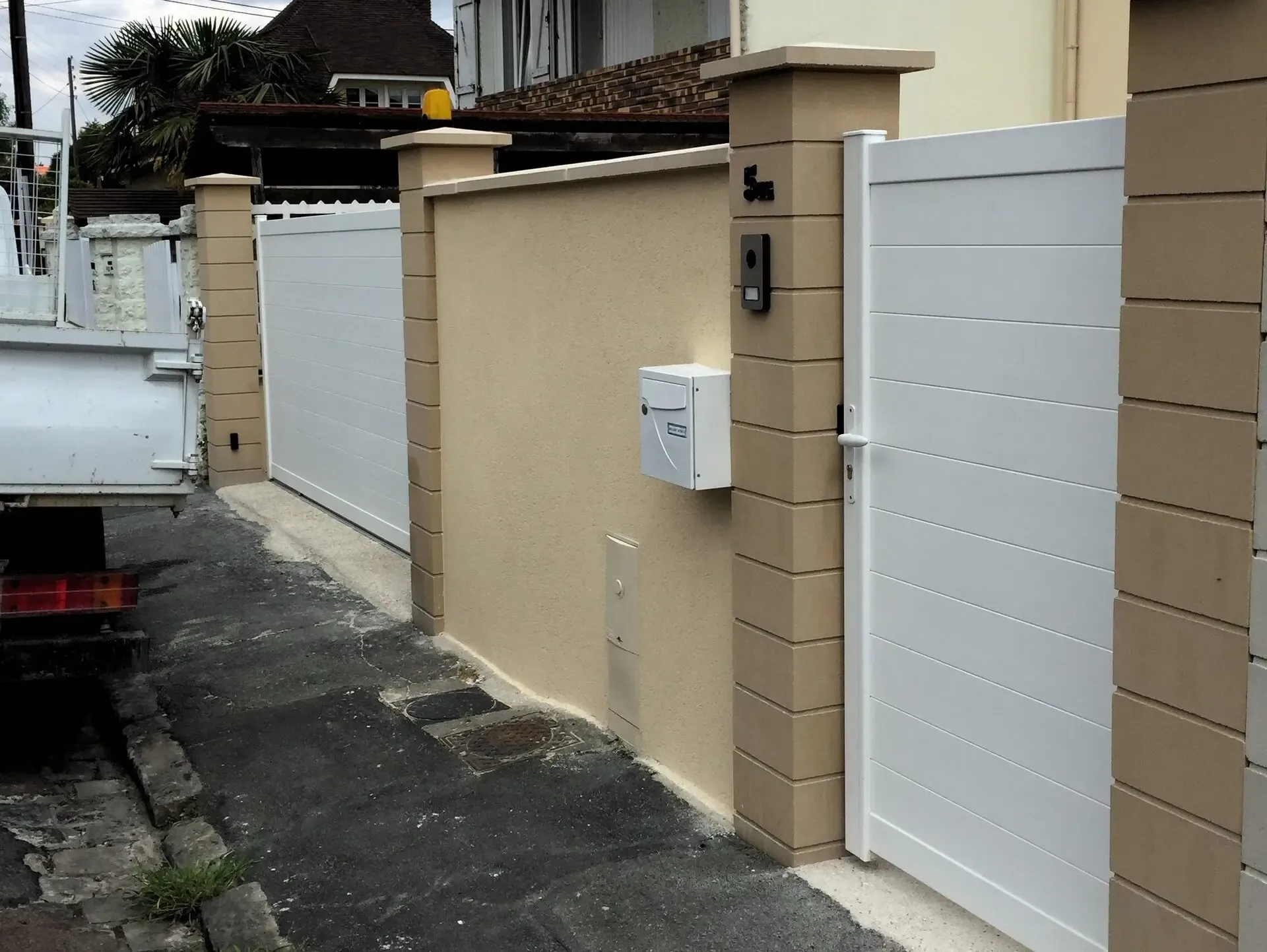 Portail aluminium blanc coulissant avec digicode