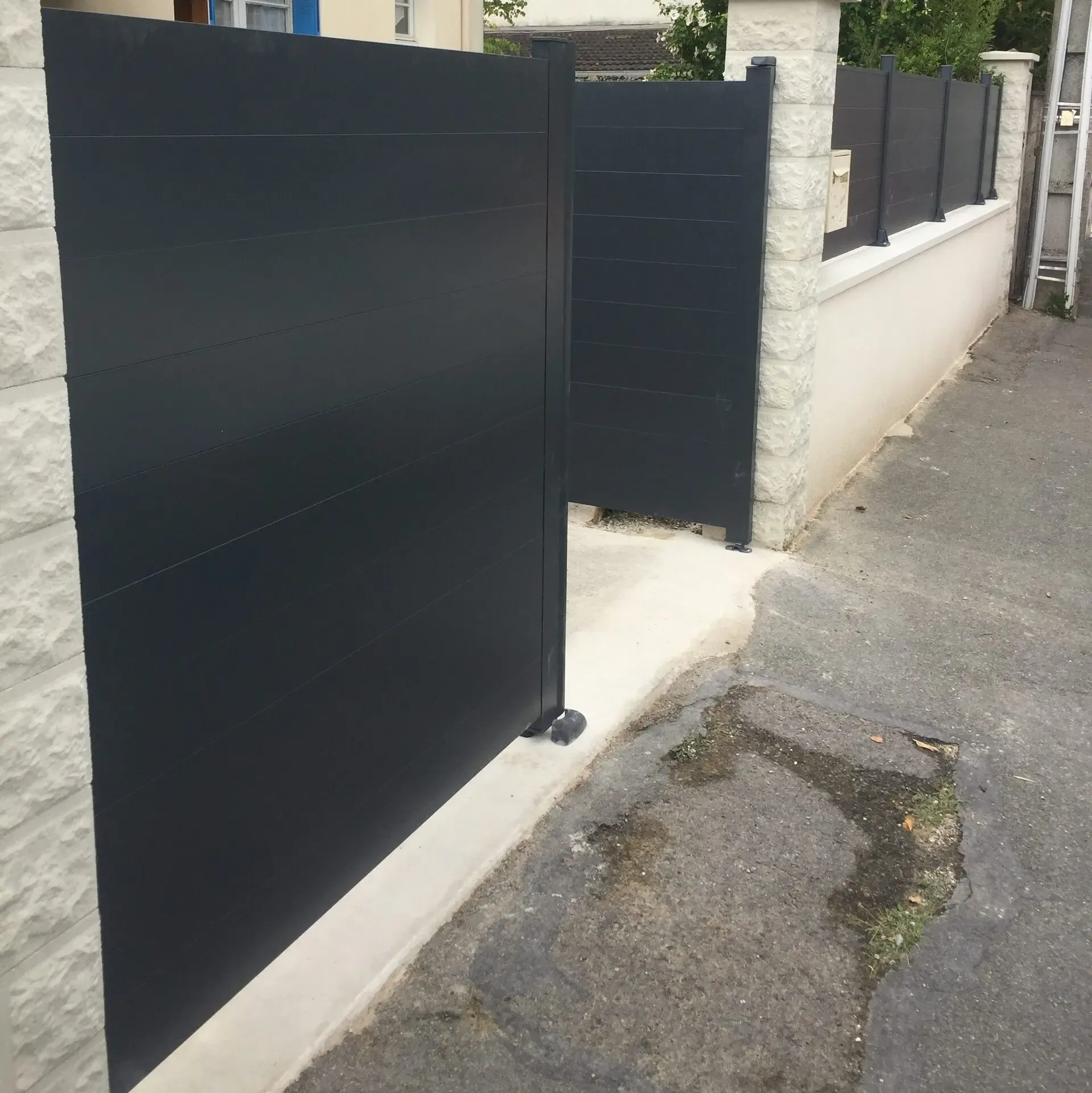 Portail et clôture aluminium anthracite avec muret pierre