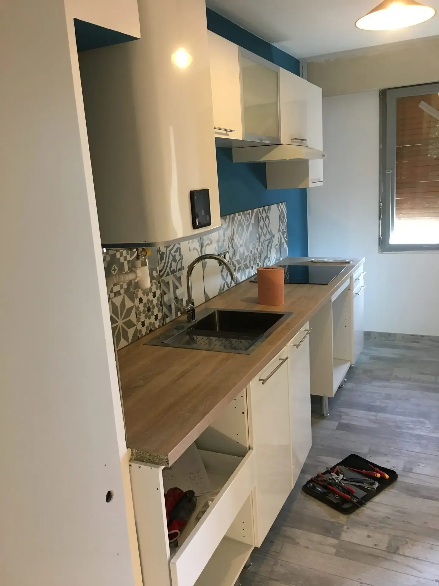 Cuisine rénovée, vue plan de travail et plaque