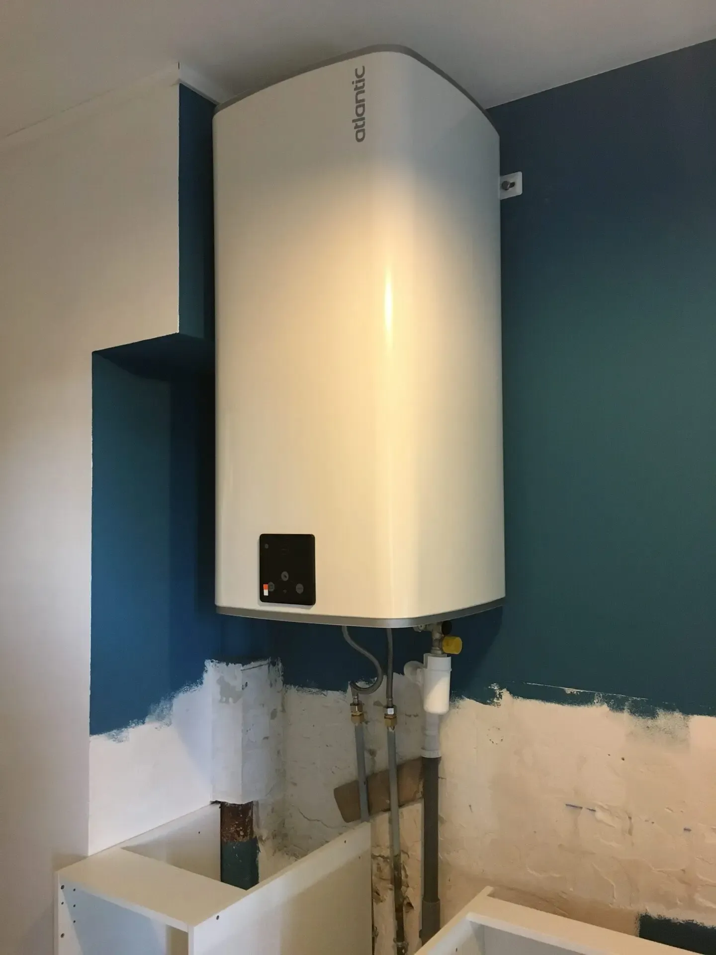 Installation d'un chauffe-eau pendant travaux de rénovation