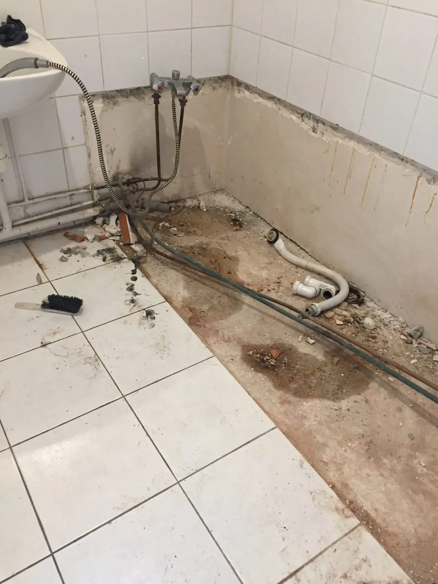 Salle de bain avant rénovation, plomberie apparente