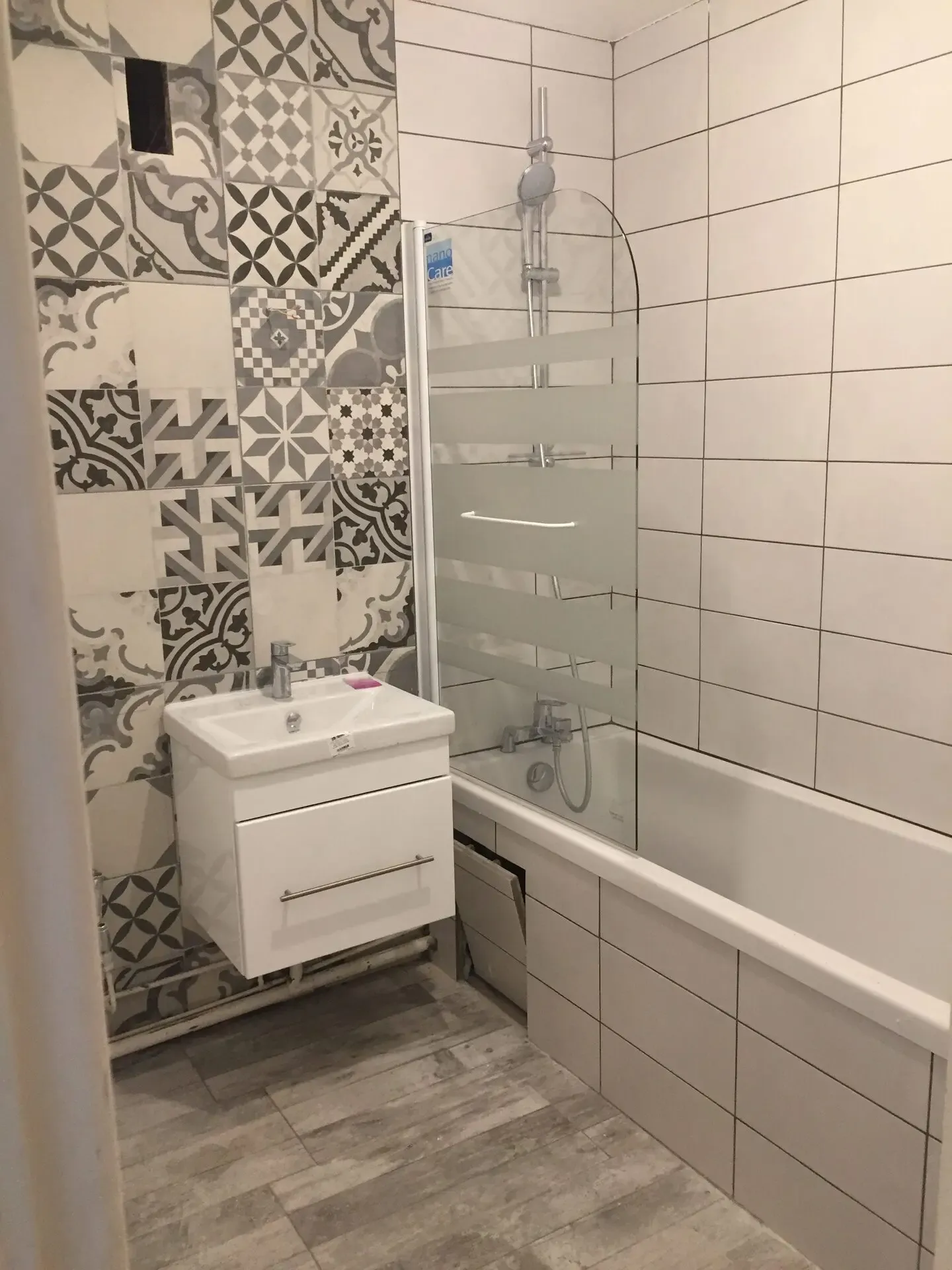 Salle de bain rénovée avec carreaux de ciment